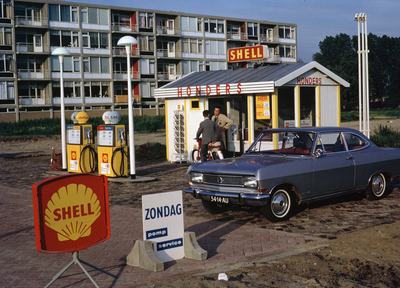 852037 Gezicht op het SHELL benzinestation van het garagebedrijf Honders in de wijk Overvecht te Utrecht.
